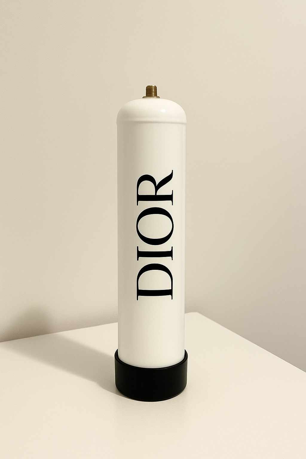 Bonbonne décorative en métal recyclé design DIOR blanc et noir sur socle noir