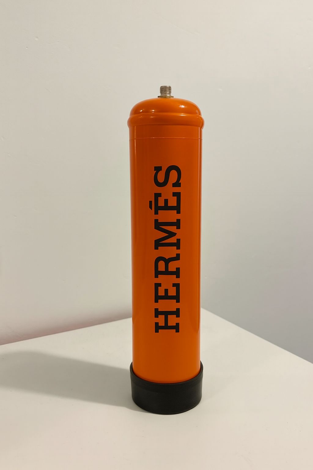 Bonbonne décorative Hermès en métal recyclé blanc avec lettrage orange